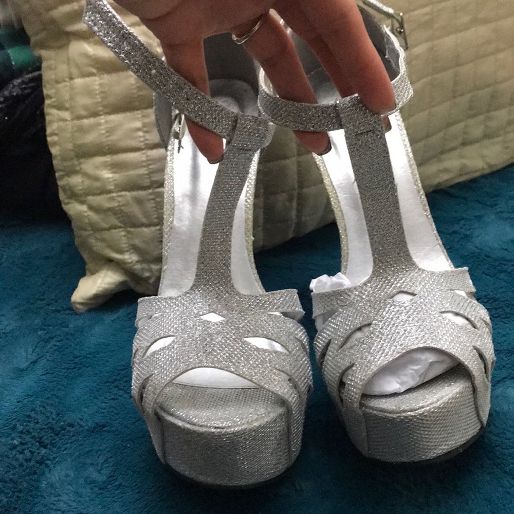 Silver heels - Picture 2 of 5